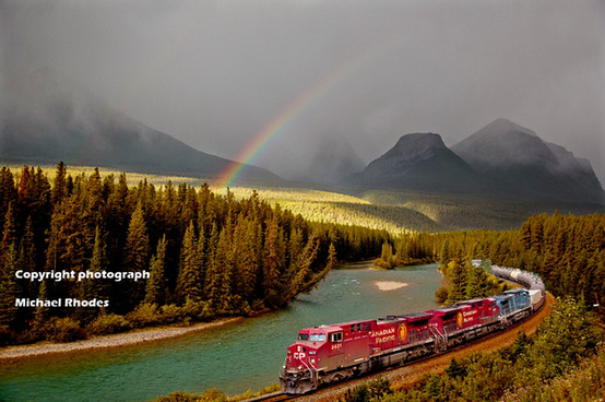 morant's curve初秋。摄影：Michael Rhodes. September 1, 2012. 加拿大，Banff National Park。拍摄者在Banff National Park蹲了四天的点，终于获得了这张照片。