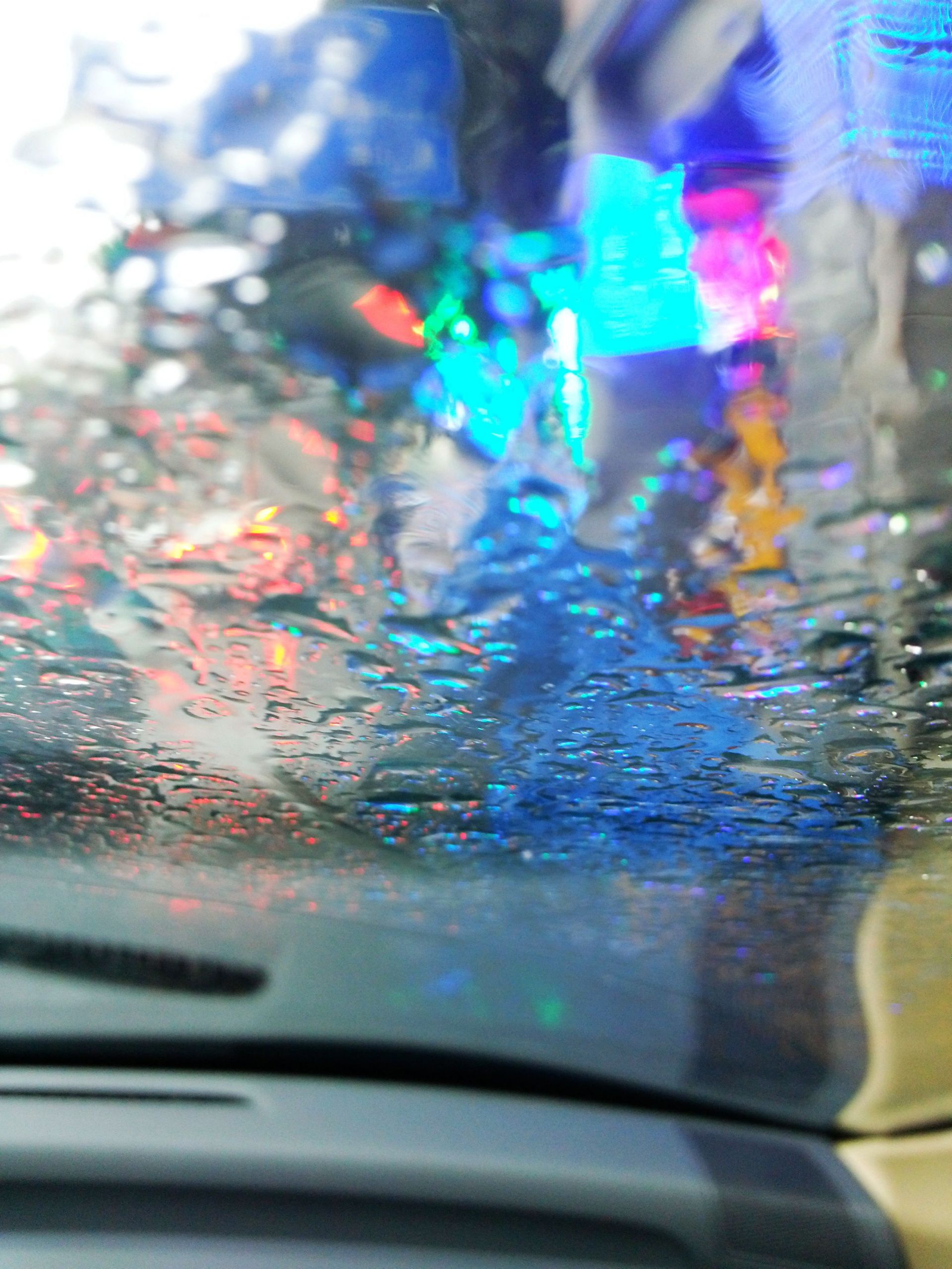 【11月27日】下雨天,车窗上的雨珠与外面世界相溶.